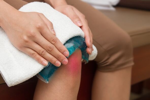 Therapeutic compress on the knee joint to relieve pain.