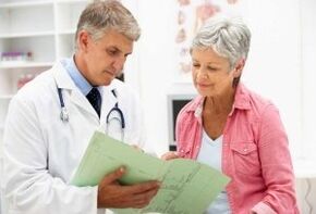 A woman with arthritis in an appointment with the doctor
